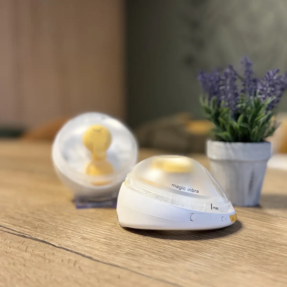Medela Magic inbra borstkolf op een houten tafel bij Lotjez in Balen