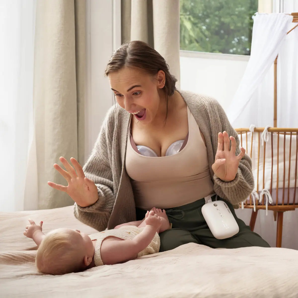 Moeder gebruikt de discrete en draadloze Philips Avent Handsfree borstkolf thuis